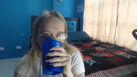 Snapshot of liaroberts1 chatting on October 6, 12:01 pm Lia Roberts online show from October 6, 12:01 pm