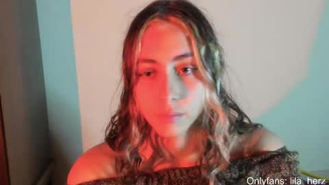 Snapshot of lila_herz chatting on February 27, 4:46 am Ren online show from February 27, 4:46 am