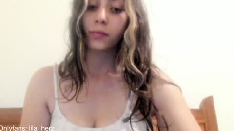 Snapshot of lila_herz chatting on December 14, 1:17 am Ren online show from December 14, 1:17 am