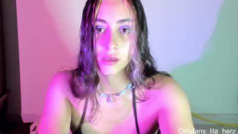 Snapshot of lila_herz chatting on March 12, 2:30 am Ren online show from March 12, 2:30 am