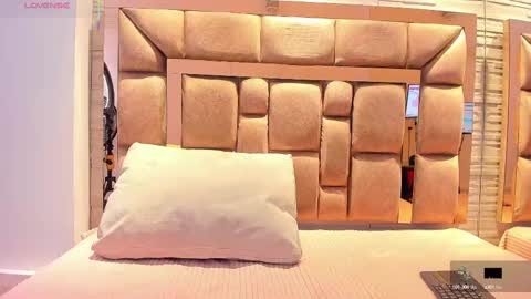 LILIAN  online show from November 8, 8:01 pm