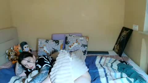 liliawoolf online show from October 14, 3:59 pm