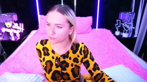 lilielfie online show from October 8, 7:25 am