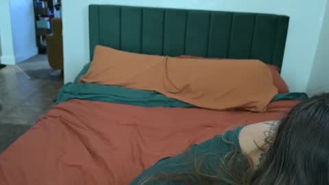 L online show from October 18, 9:52 pm