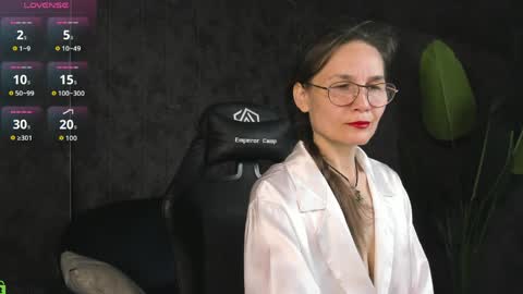 lillian_white1 online show from June 3, 12:57 am