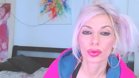 Snapshot of lillianasara chatting on February 26, 2:41 am Lara online show from February 26, 2:41 am