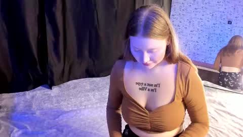 lillie_berry online show from October 2, 4:44 am