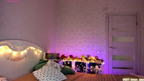 LilliMoore online show from April 18, 12:12 am