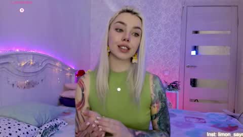 LilliMoore online show from October 18, 12:15 am