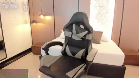 L I L L Y online show from October 15, 12:28 pm