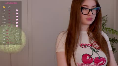Snapshot of lilly_colins chatting on February 1, 2:56 pm Lilly Colins online show from February 1, 2:56 pm