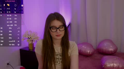 Snapshot of lilly_colins chatting on March 6, 9:20 pm Lilly Colins online show from March 6, 9:20 pm