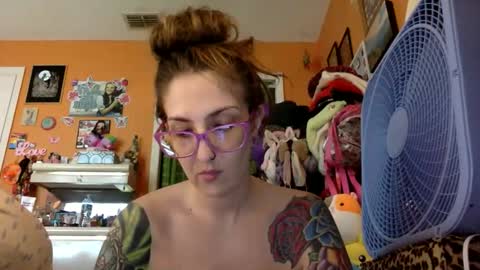 hi guys im back on here 3 online show from May 21, 6:47 pm
