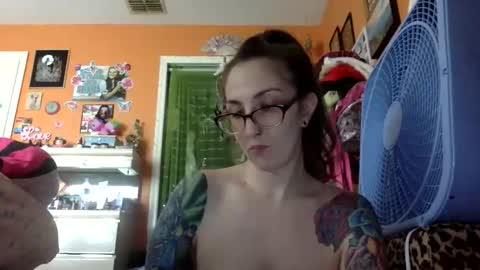hi guys im back on here 3 online show from May 7, 8:59 pm