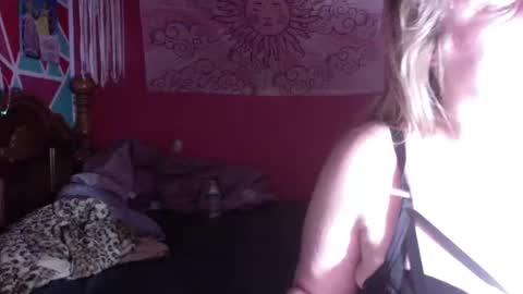 Whos that gurl online show from December 5, 5:32 am