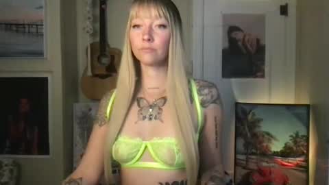 Lilpeachykeenn online show from December 12, 10:20 pm