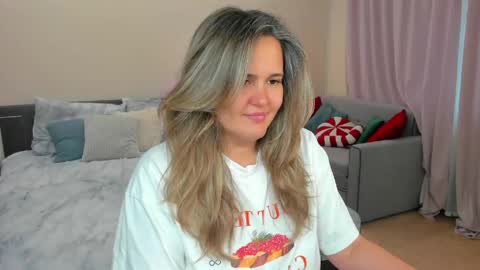 Lily online show from June 2, 1:07 am