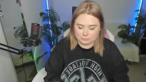 Snapshot of lina_linx chatting on March 2, 7:34 pm lina_linx online show from March 2, 7:34 pm