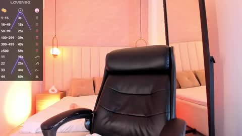 Snapshot of linda_cameron chatting on February 24, 8:17 am Laura Garca online show from February 24, 8:17 am