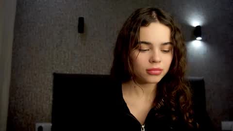 Linda online show from November 27, 1:52 pm