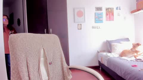 Snapshot of linda_giggle chatting on December 10, 4:38 pm Giggles online show from December 10, 4:38 pm