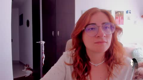 Snapshot of linda_giggle chatting on December 11, 4:52 pm Giggles online show from December 11, 4:52 pm