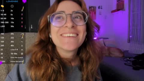 Snapshot of linda_giggle chatting on December 6, 2:51 am Giggles online show from December 6, 2:51 am