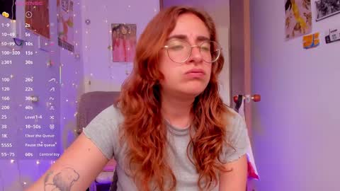 Snapshot of linda_giggle chatting on September 19, 2:32 pm Giggles online show from September 19, 2:32 pm