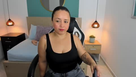 L I N D A online show from February 18, 7:09 pm