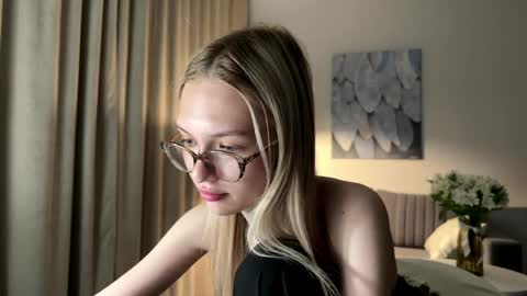 Emma online show from April 16, 9:39 pm