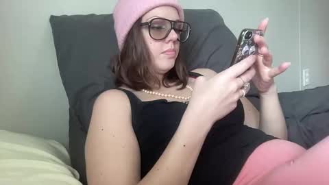 linusloves online show from February 5, 6:00 pm