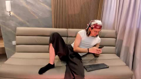 Lior evan online show from November 26, 11:40 am