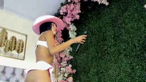 lis_vega_ online show from July 20, 7:37 pm