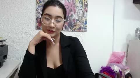 lisa white  online show from November 30, 4:03 pm