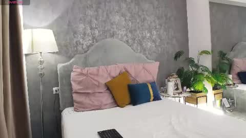 lisacroft online show from June 8, 6:47 am