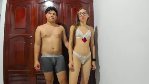 Snapshot of little_rapunsel_ chatting on December 7, 6:37 am RAPUNSEL AND CAIN online show from December 7, 6:37 am