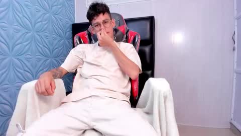 MAX online show from November 1, 1:32 pm