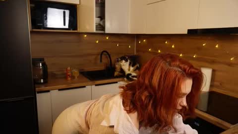 Elizabeth online show from November 13, 7:05 pm