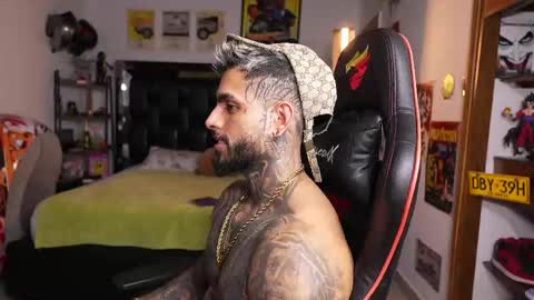 logan_hugh8 online show from May 20, 1:57 am