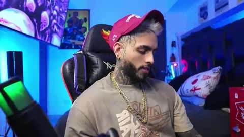 logan_hugh8 online show from February 5, 7:01 am