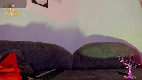 logantwink18 online show from October 5, 6:00 am