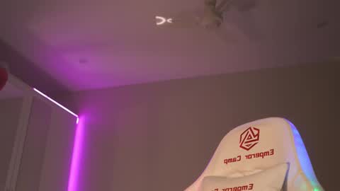 LoisVacation time  online show from October 6, 7:31 pm