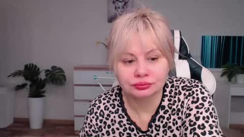  Lola  online show from October 21, 7:35 am