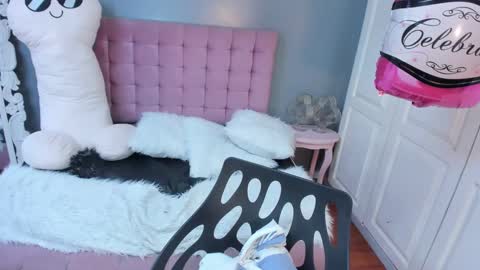 Lola  online show from October 3, 1:52 pm