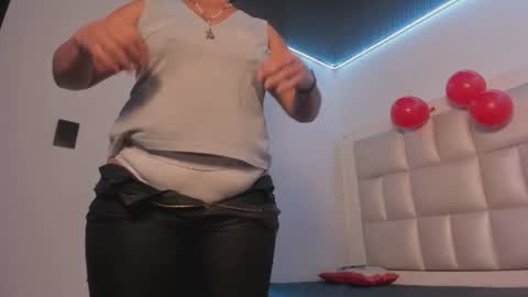 lola_js online show from June 26, 12:10 pm