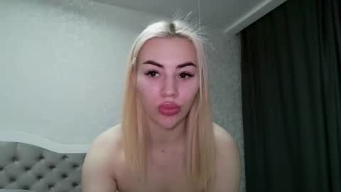 lola_lipps online show from March 14, 6:45 pm