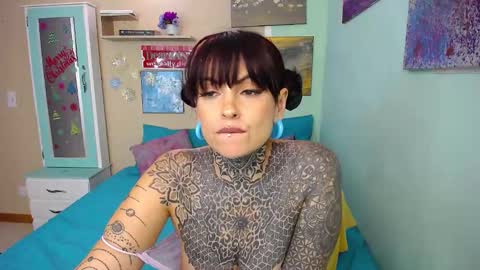 Snapshot of lolabrouse__ chatting on December 6, 7:50 pm Lola online show from December 6, 7:50 pm
