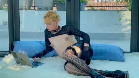 LOLA SPAIS online show from March 22, 11:53 pm