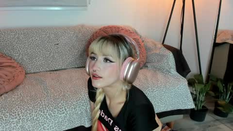 Lolly  online show from April 5, 2:19 am