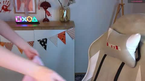 Mona online show from November 10, 2:53 pm